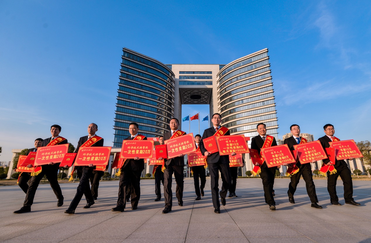 受到表彰的先进个人和科技奖项代表(张万学/摄)